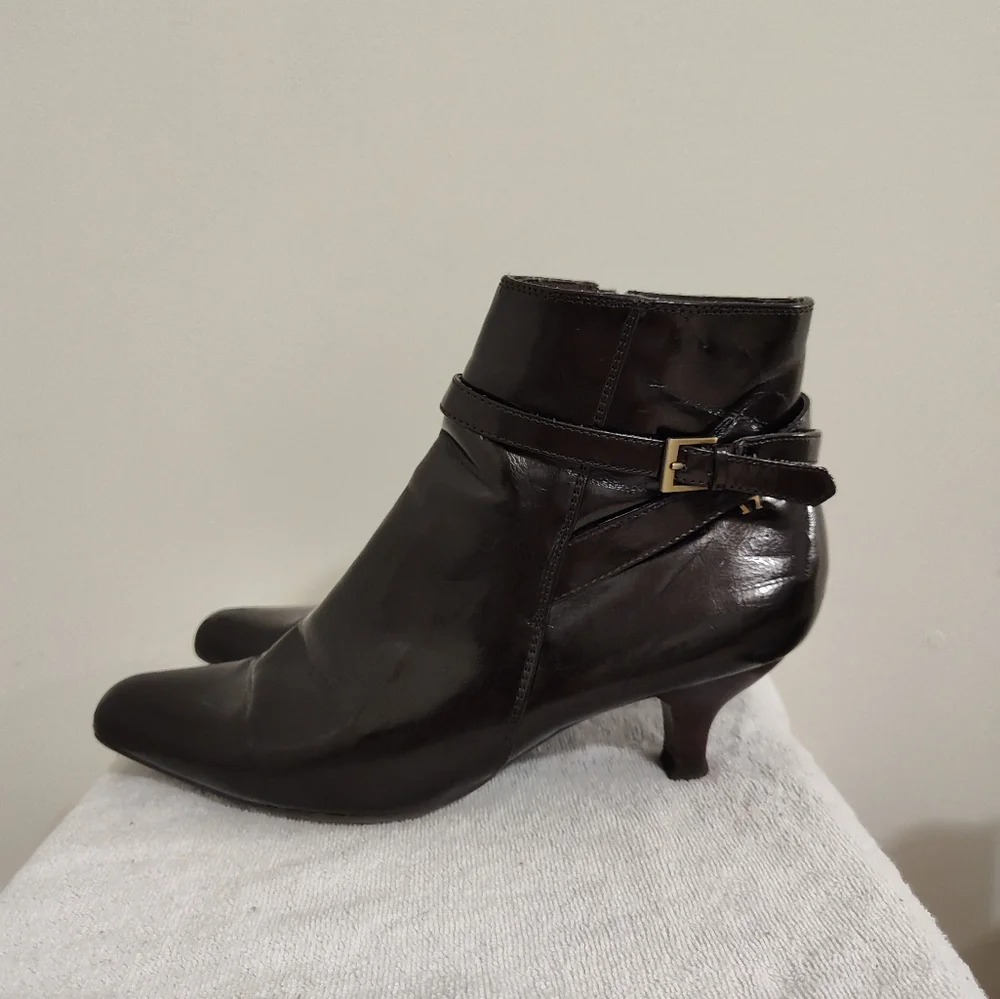 Women's Etienne Aigner brown ankle boots w/ side zippers and heels, 9.5M - Picture 6 of 8